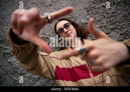 Porträt einer erwachsenen Frau, das Bild für kreative Content-Marketing einrahmt Stockfoto