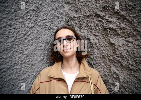 Porträt einer erwachsenen Frau, die für eine Personal-Branding-Kampagne posiert Stockfoto