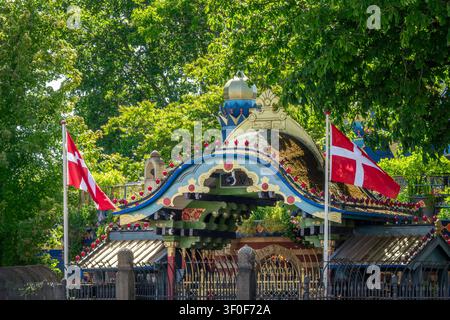 Eingangstor des berühmten Tivoli-Garten-Vergnügungsparks mit dänischen Flaggen in Kopenhagen, Dänemark Stockfoto