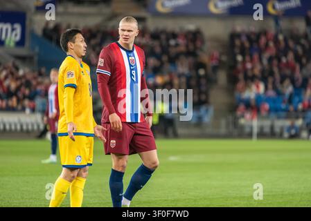 Oslo, Norwegen – 17. November 2024. Norwegens Nationalfußballmannschaft-Stürmer Erling Haaland und der kasachische Mittelfeldspieler Askhat Tagybergen während der UEFA-Nationen Stockfoto