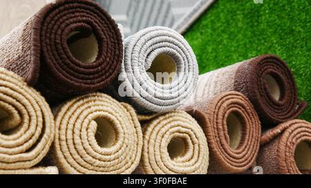 Nahaufnahme von schönen gerollten Wollteppichen auf dem Markt Stockfoto