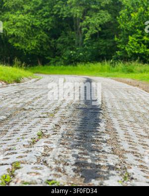 Ölfleck auf Kopfsteinpflasteroberfläche Stockfoto