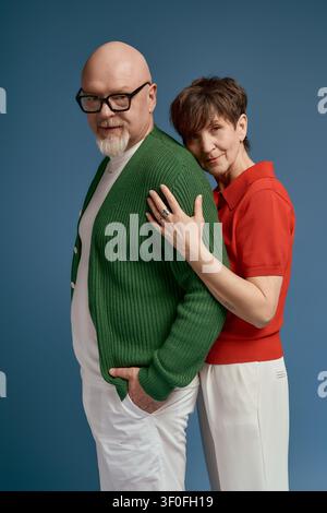 Ein liebevolles Seniorenehepaar präsentiert seine stilvollen Outfits und ihre Zuneigung zueinander. Stockfoto