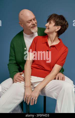 Seniorenpaar strahlt Liebe und Glück aus, während es in modischer Kleidung zusammen posiert. Stockfoto