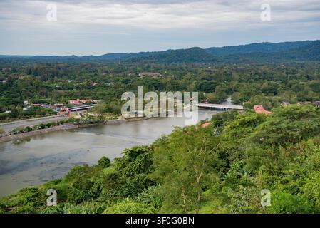 Der Fluss des Wasserreservoirs und des Khun Dan Prakan Chon Damms in der Nähe der Stadt und Provinz Nakhon Nayok in Thailand. Thailand, Nakhon Nayok, November Stockfoto