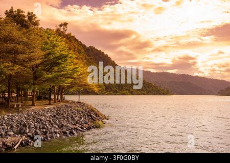 Das Wasserreservoir und der Khun Dan Prakan Chon Damm in der Nähe der Stadt und Provinz Nakhon Nayok in Thailand. Thailand, Nakhon Nayok, November, 19, 2025. Stockfoto