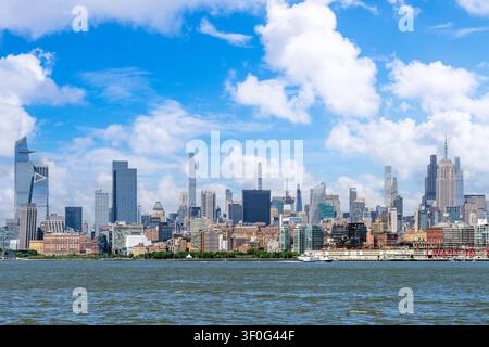 New York City Skyline, gesehen über dem Hudson River, mit Wolkenkratzern Manhattans in Lower Manhattan, New York, USA. Stockfoto