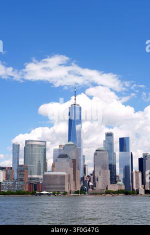 One World Trade Center und die Skyline von New York City, gesehen über den Hudson River, mit Wolkenkratzern von Manhattan in Lower Manhattan, New York, USA. Stockfoto