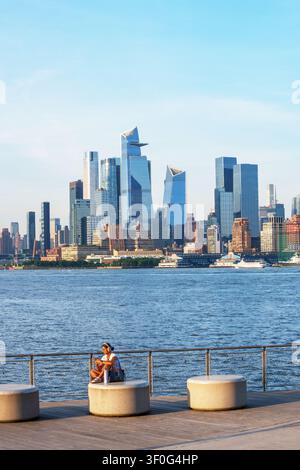 Pier C Park an der Uferpromenade von Hoboken bei Dämmerung und die Skyline von New York City auf der anderen Seite des Hudson River, Hoboken, New Jersey, USA. Stockfoto