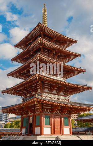 Vertikale Niedrigwinkelaufnahme, die direkt nach oben auf die zinnoberroten Stockwerke des historischen fünfstöckigen Pagoden des Shitenno-ji-Tempels in Osaka, Japan, blickt Stockfoto