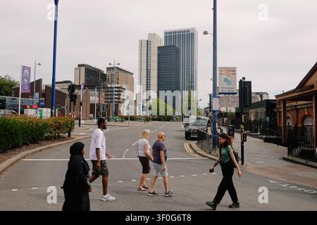 Fußgänger überqueren eine Straße in der Nähe der Moor Street Station mit modernen Wolkenkratzern im Hintergrund, Birmingham, UK Stockfoto