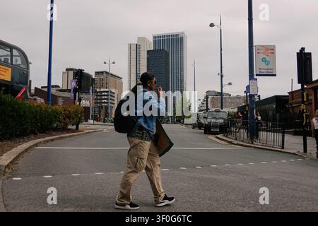 Fußgänger überqueren eine Straße in der Nähe der Moor Street Station mit modernen Wolkenkratzern im Hintergrund, Birmingham, UK Stockfoto