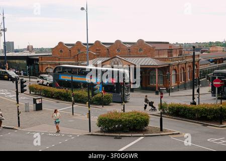 Hochwinkelaufnahme eines Doppeldeckerbusses an einer Kreuzung nahe dem historischen Bahnhof Birmingham Moor Street, UK Stockfoto