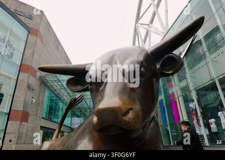 Die ikonische Bronzeskulptur des Stiers vor dem gläsernen Eingang des Bullring-Einkaufszentrums, Birmingham, UK Stockfoto