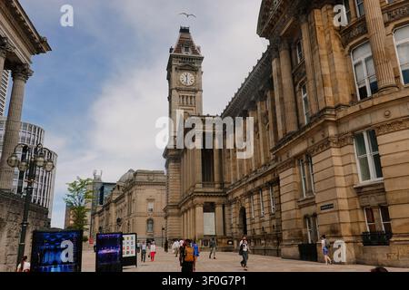 Der Ratshaus-Uhrturm im Chamberlain Square mit Fußgängern, Birmingham, UK Stockfoto