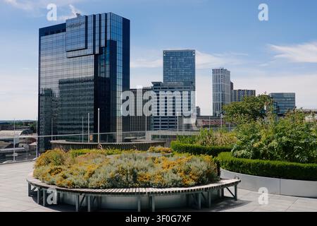 Blick vom Dachterrassen-Garten der Bibliothek von Birmingham in Richtung Hyatt Regency und Stadtsilhouette, UK Stockfoto