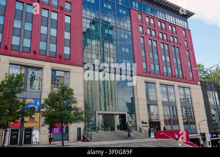 Der große Eingang des Kaufhauses Harvey Nichols und des Hotels Malmaison am Mailbox in der Royal Mail Street, Birmingham, UK Stockfoto