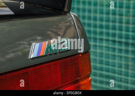 Ljubljana, Slowenien - 18. Mai 2026: Diese Nahaufnahme zeigt das BMW M3-Emblem und das Logo auf einem dunkelgrünen Fahrzeug mit einem Rasterhintergrund. Der Fokus liegt auf dem Auto Stockfoto