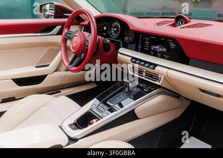 Ljubljana, Slowenien - 2. Juni 2026: Der Innenraum des Porsche 911 Targa 4S vereint modernes Design und Technologie mit komfortablen Sitzen für Fahrer und Beifahrer. Stockfoto