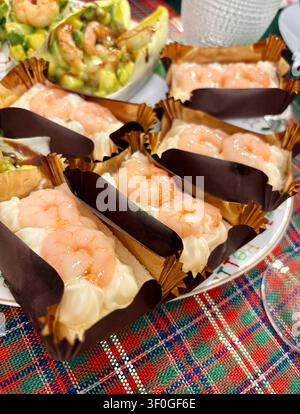 Gourmet-Garnelen-Canapés mit cremiger Mousse in Pappbechern, perfekt für Luxus-Catering, Events oder Feiertags-Vorspeisen. Weihnachts- und Feiertagssaison. Stockfoto
