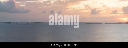 Panoramablick auf die Irabu-Brücke, die die Inseln Miyakojima und Irabujima bei Sonnenuntergang mit wunderschönem Licht verbindet, aufgenommen von der Insel Miyako, Japan Stockfoto