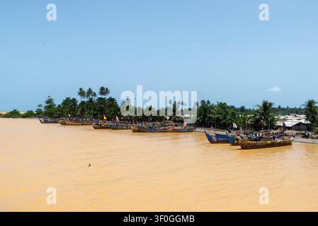 Bunte Holzfischerboote auf dem Fluss in Atababo, Ghana Stockfoto
