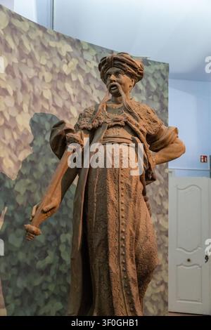 Würzburg, Deutschland - 31. Mai 25: Steinskulptur einer ottomanischen Figur, die im Unterfränkischen Museum ausgestellt ist. Stockfoto