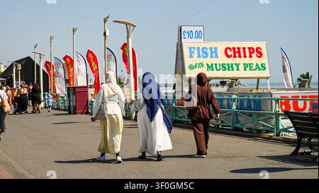 Brighton UK 8. Juli 2026 - Besucher genießen die heiße Sonne an der Brighton-Promenade, während die dritte Hitzewelle des Jahres eintrifft und die Temperaturen in einigen Teilen des UK erneut über 30 Grad erreichen sollen : Credit Simon Dack / Alamy Live News Stockfoto