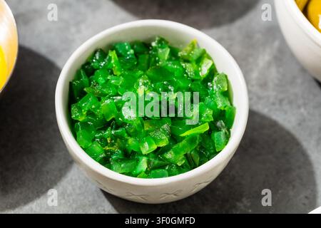Hausgemachte Chicago-Style Neon-Grüne Essiggurken-Relish in einer Schüssel Stockfoto