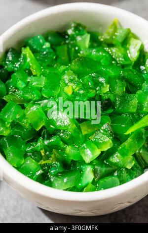 Hausgemachte Chicago-Style Neon-Grüne Essiggurken-Relish in einer Schüssel Stockfoto