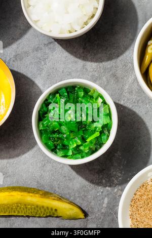 Hausgemachte Chicago-Style Neon-Grüne Essiggurken-Relish in einer Schüssel Stockfoto