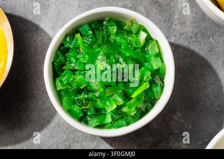 Hausgemachte Chicago-Style Neon-Grüne Essiggurken-Relish in einer Schüssel Stockfoto
