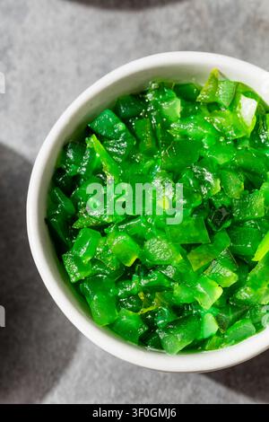 Hausgemachte Chicago-Style Neon-Grüne Essiggurken-Relish in einer Schüssel Stockfoto