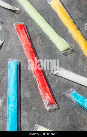 Süße kalte erfrischende Gefrier-Eis-Pops in verschiedenen Geschmacksrichtungen für den Sommer Stockfoto