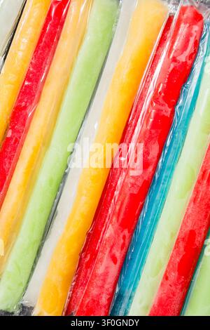 Süße kalte erfrischende Gefrier-Eis-Pops in verschiedenen Geschmacksrichtungen für den Sommer Stockfoto