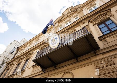 Verzierte Konsulatsfassade mit australischer Flagge und dekorativem Balkon an einer Straße in Vilnius, Litauen. Stockfoto