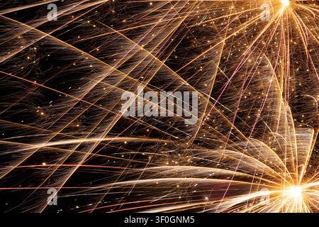 Abstraktes Netzwerk aus dichten, leuchtenden goldenen Lichtspuren, die sich vor einem schwarzen Hintergrund kreuzen, entstanden durch eine Langzeitbelichtung von Feuerwerken. Stockfoto