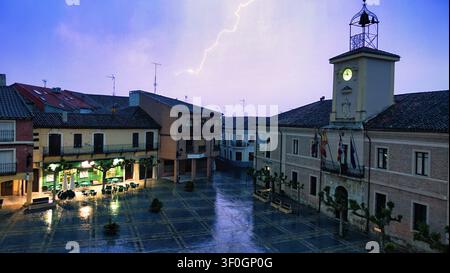 Carrion de Los Condes, Spanien, 23.05.2018 Beschreibung: Blitzschlag über dem Rathaus von Carrion de los Condes bei Nacht. Stockfoto