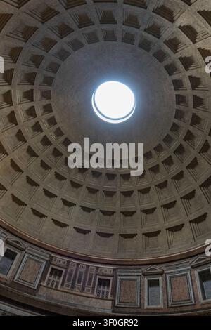 Ansicht des Inneren des Pantheons mit dem runden Loch in der Mitte der großen Kuppel in Rom, Italien. Stockfoto