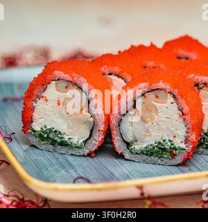 Eine Nahaufnahme eines angerichteten Sushi-Sortiments, das frische Rolls und eine Vielzahl von Meeresfrüchte-Delikateszen zeigt. Stockfoto