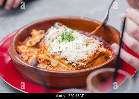 Traditionelle italienische Lasagne, serviert in einem traditionellen Ton-Terrakottatopf Stockfoto
