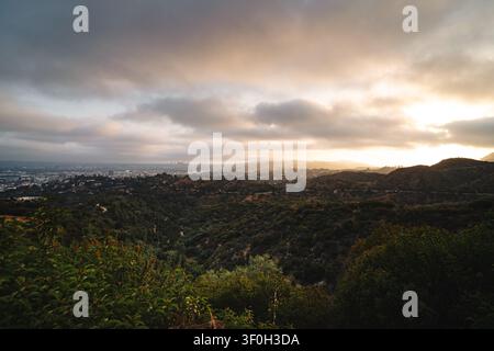 Sonnenlicht über schöne sanfte Hügel und Stadtlandschaft Stockfoto