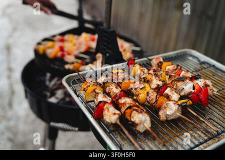 Geschmackvoll mariniertes Hühnerfleisch und Paprika-Spieße auf einem Grillblech Stockfoto