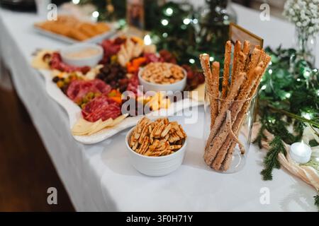 Gourmet-Schinkentafel und Brotstangen auf dem Feiertagsbuffet Stockfoto