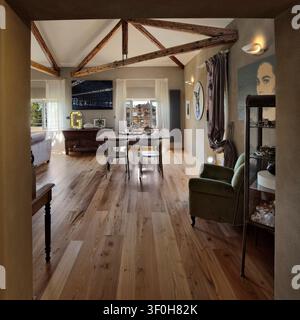 Ansicht des Essbereichs mit antiken Möbeln in einer Wohnung in Savona, renoviert von den Architekten Bianchi und Bosoni                  Progetto arch. Bianch Stockfoto