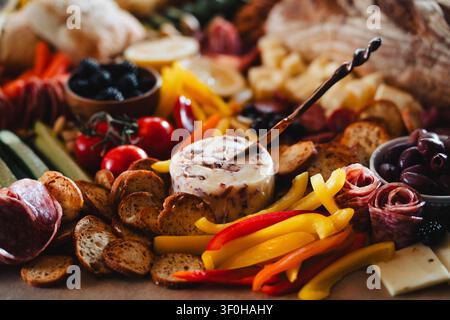 Üppiges Charcuterie-Board mit Gourmet-Snacks und Vorspeisen Stockfoto