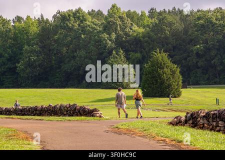 Ein Paar spaziert durch den E. Carroll Joyner Park in Wake Forest, North Carolina. Stockfoto