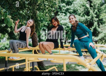 Drei Freunde trainieren draußen an Park-Fitnessgeräten und genießen ein lockeres Workout zusammen Stockfoto