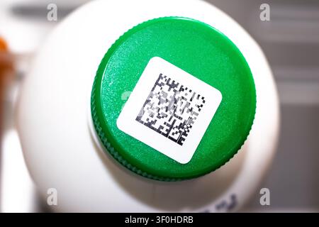 Hellgrüne Flaschenkappe mit einem Aufkleber mit Data-Matrix-Code, Teil des russischen Chestny ZNAK-Systems zur Produktverfolgung und -authentifizierung. Fokus auf Verbrauchs Stockfoto