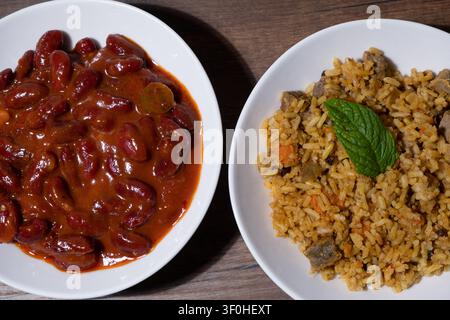 Scharfer mexikanischer Kidneybohnen-Eintopf in einer Keramikschale Stockfoto